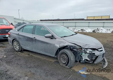 2015 Toyota Camry Le z USA, uszkodzony, nr VIN 4T4BF1FK3FR471018